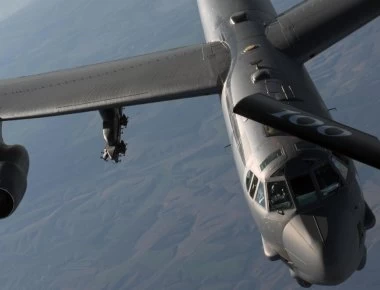 Βίντεο: Ρωσικό Su-27 αναχαιτίζει αμερικανικό Β-52 στη Βαλτική